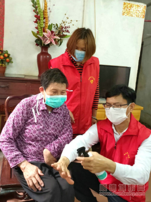 教導(dǎo)老人如何防疫。.jpg