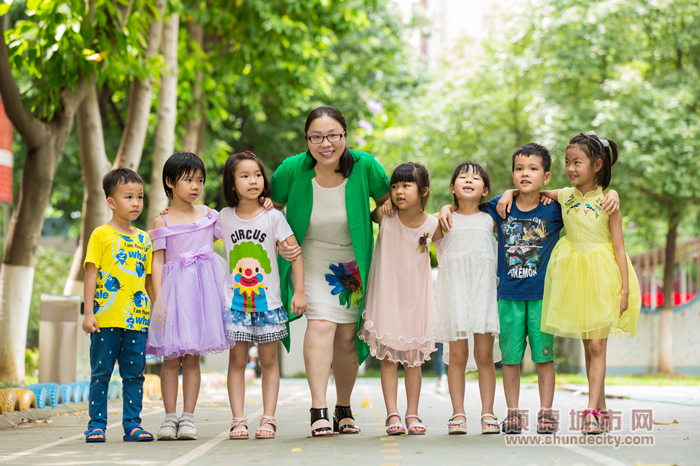 孩子們都喜歡這位和藹可親的“馬園長”.jpg