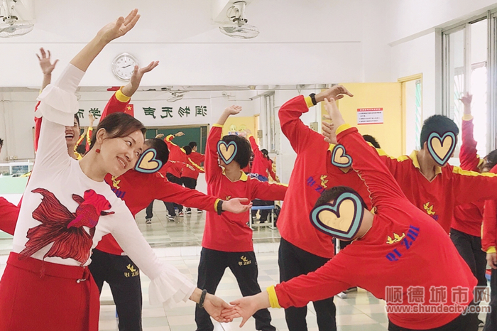 王紅與學生排演舞蹈.jpg