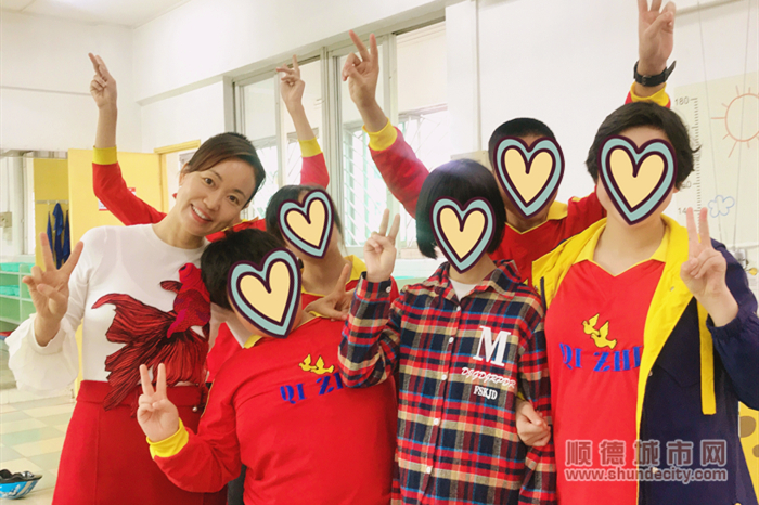 王紅和同學合影.jpg