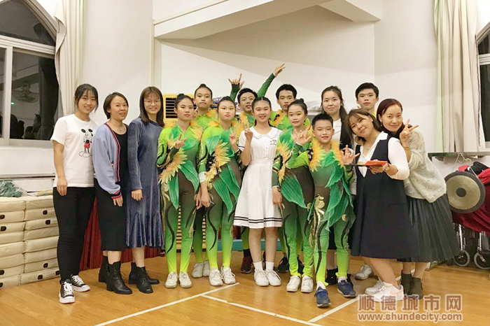 王紅組織學校老師成立了多個校園藝術隊.jpg