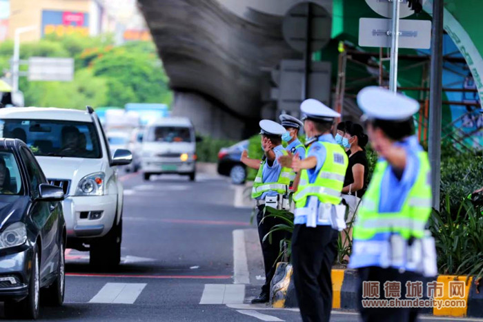 封閉施工路段請聽從交警指揮。（岑鴻德攝）.jpg