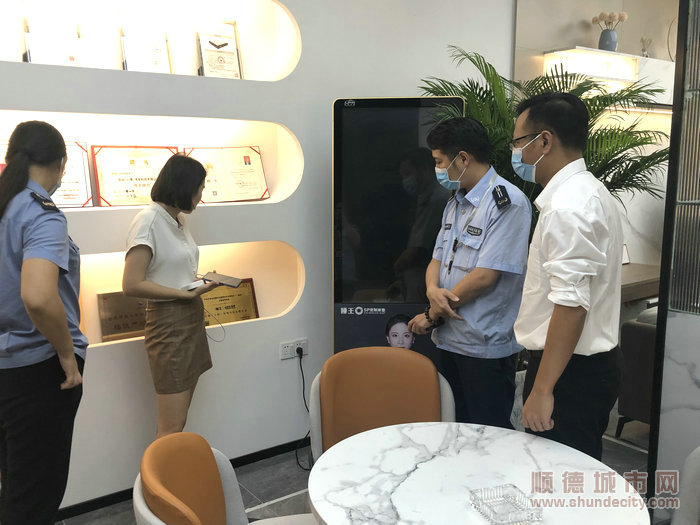 龍江市監(jiān)所嚴密檢查各商家的廣告。.jpg