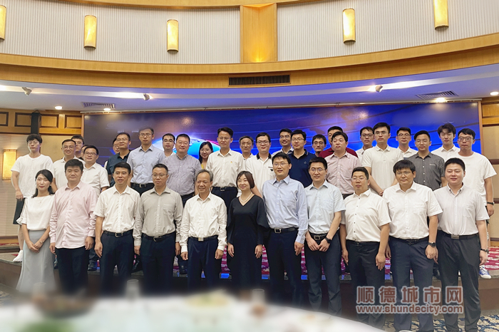 郭文海與青年科學家親切交談.jpg