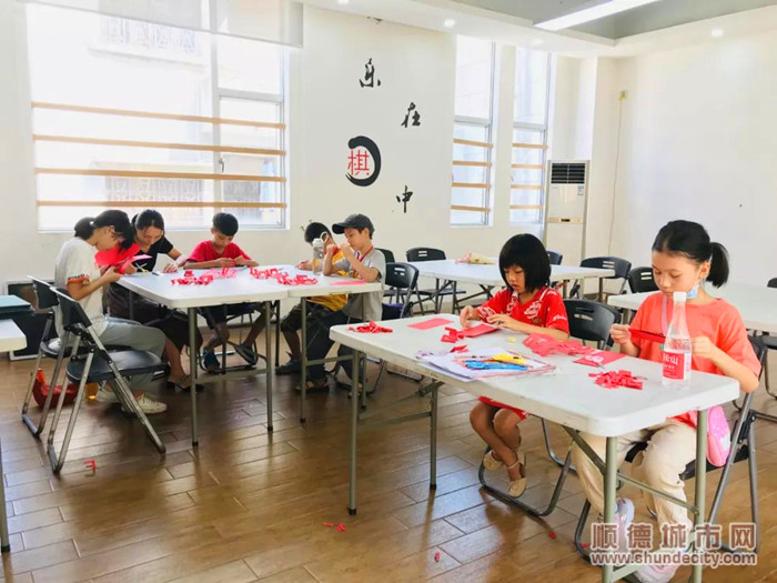 看著自己剪出來的作品，學(xué)員們都十分開心。.jpg