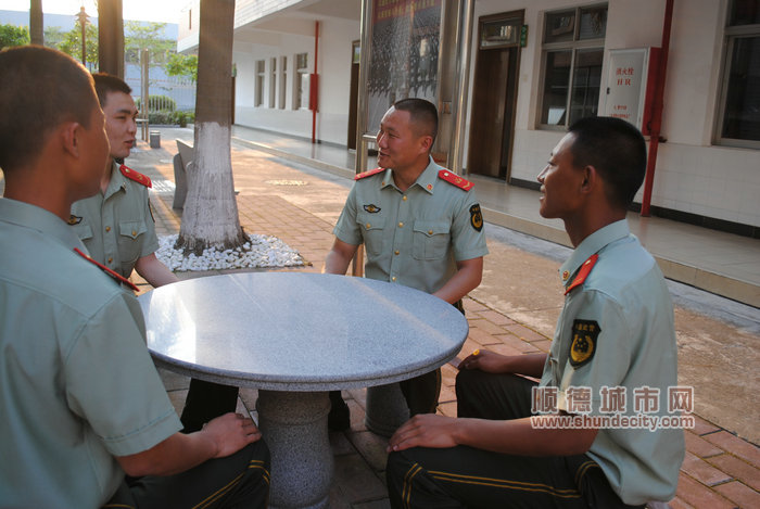 戰(zhàn)士談心.JPG