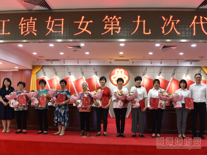致敬“堅(jiān)守的婦聯(lián)人”。.png