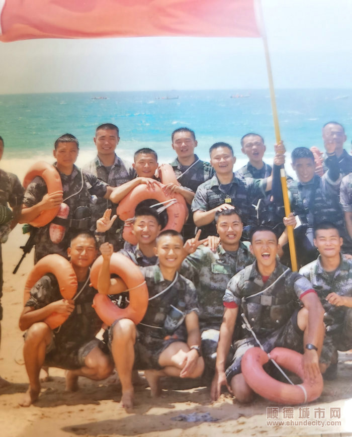 “開浪新兵”周博研（手握拳者）。.jpg