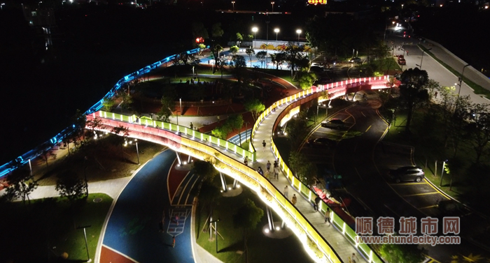 四季公園改造后，燈光璀璨。.png