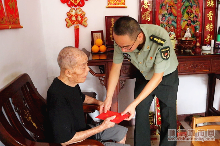 入戶慰問烈士家屬.png