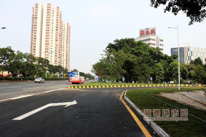 車輛經國道105往廣州方向可以右拐穿行一景公園再右拐入荔景路，再右轉入南苑隧道。.JPG