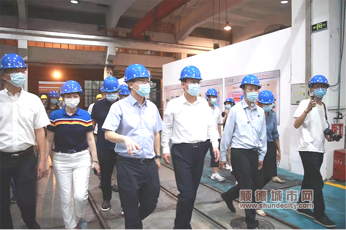 圖片1區長王勇向企業負責人了解有序用電期間生產經營狀況1.jpg