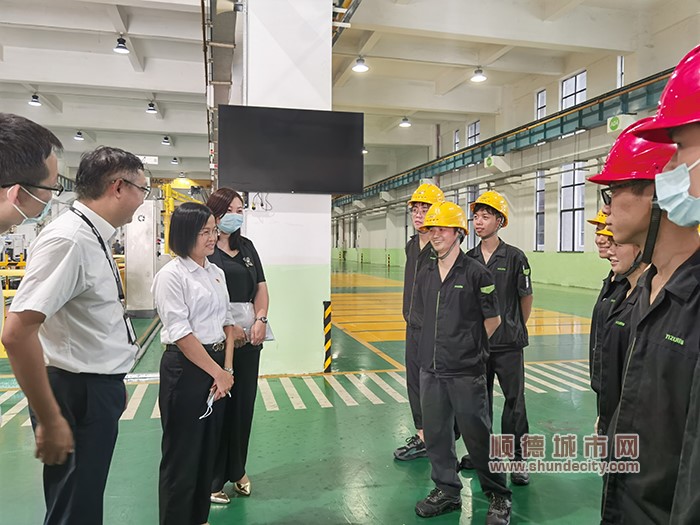 圖片2李少玲主任與企業員工親切交談1.jpg
