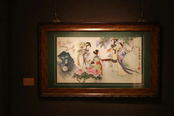 舒惠娟 粉彩春色滿園瓷板.jpg