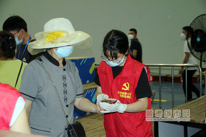 北滘活力休閑體育中心核酸檢測采集點 北滘君蘭黨群先鋒隊 (16)_副本.JPG