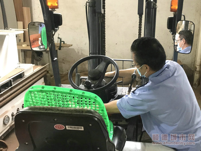 執法人員對叉車進行查封。.jpg