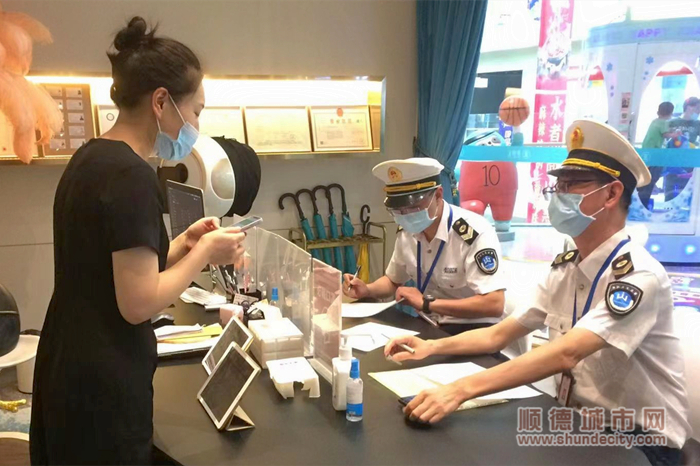 對某美容店進行監督檢查.jpg