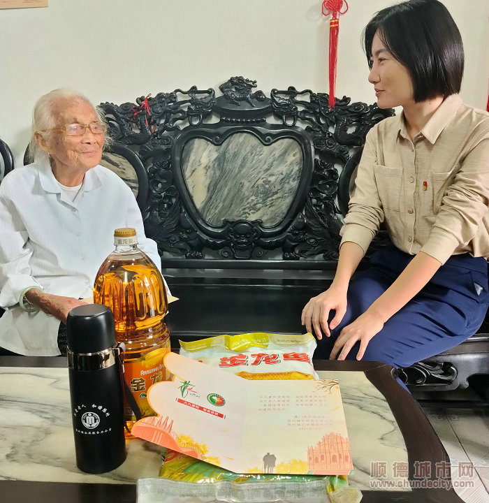 陳村鎮黨委副書記、鎮長梁錦棠入戶慰問長者。.jpg