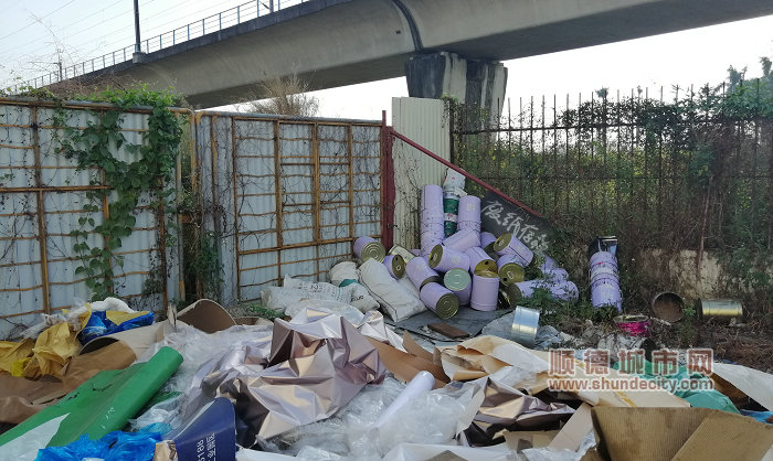 廢水性漆桶等一般工業固體廢物堆放在車間外的空地上，企業被罰10萬元。.jpg