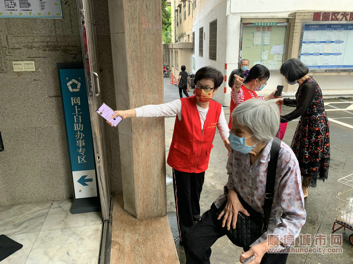 圖4志愿服務隊員引導老人.jpg