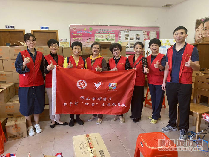 圖3老干部“紅耆”志愿服務隊現場合影.jpg