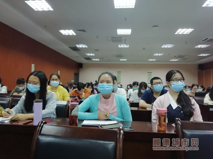 認真做筆記的社工們_副本.jpg