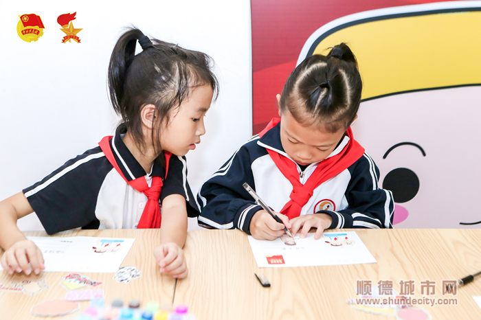 “請(qǐng)黨放心，強(qiáng)國(guó)有我”明信片制作（團(tuán)區(qū)委供圖）.jpg