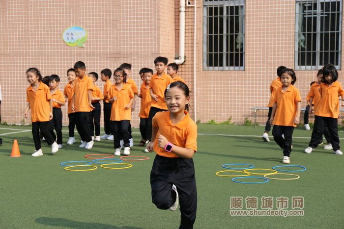 豐富多彩的社團課程給學生拓寬發展空間.jpg