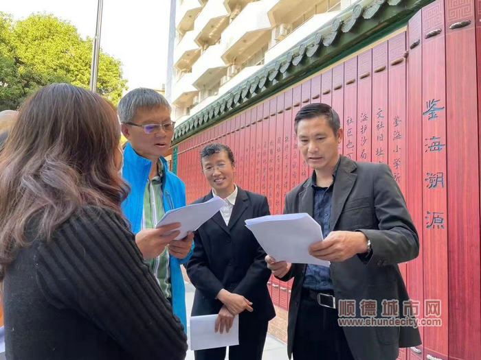 葉中平回母校鑒海小學.jpg