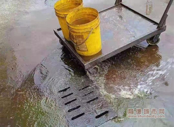 3.大良環境所現場查處的廢乳化液.jpg