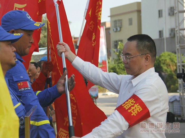 市應急管理局副局長曾建新、順德區(qū)副區(qū)長劉國興分別為各應急隊伍授牌、授旗。.JPG