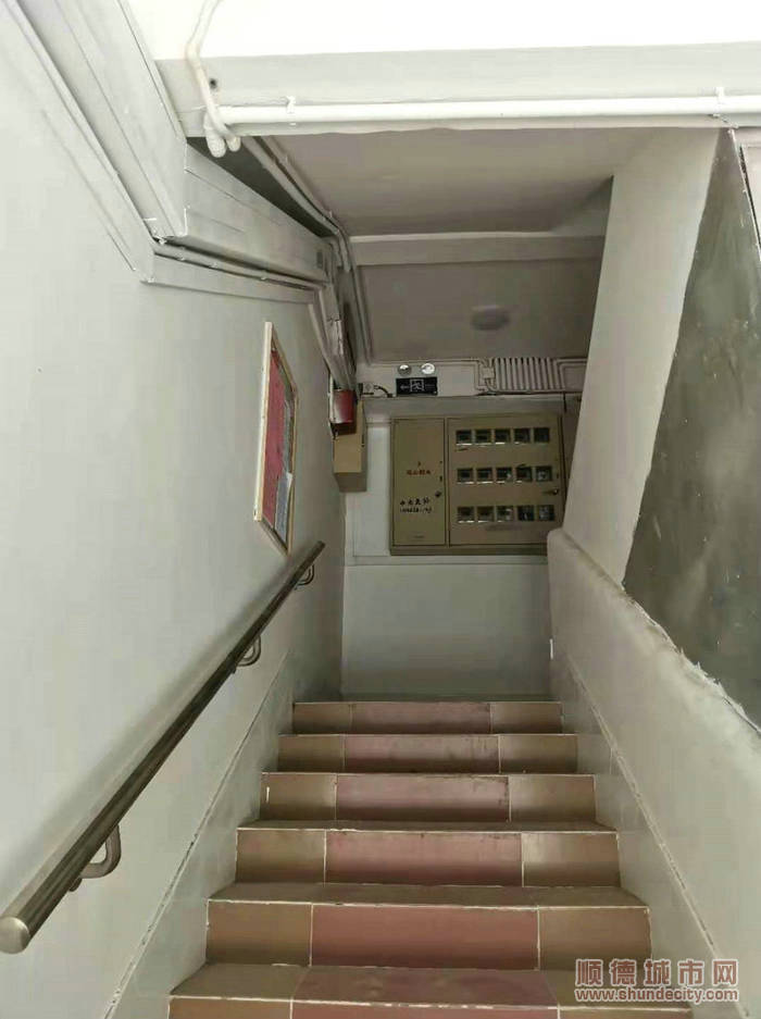 老舊小區(qū)的樓道變得干凈整潔又明亮。.jpg
