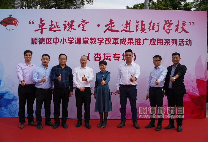 領導合影_副本.jpg