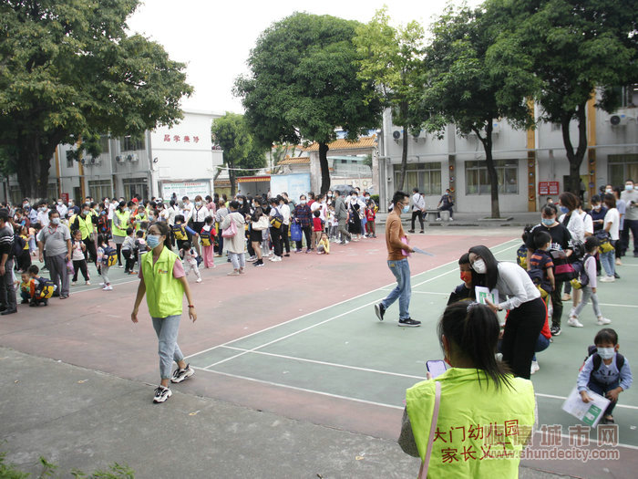 家長義工來幫忙。.JPG