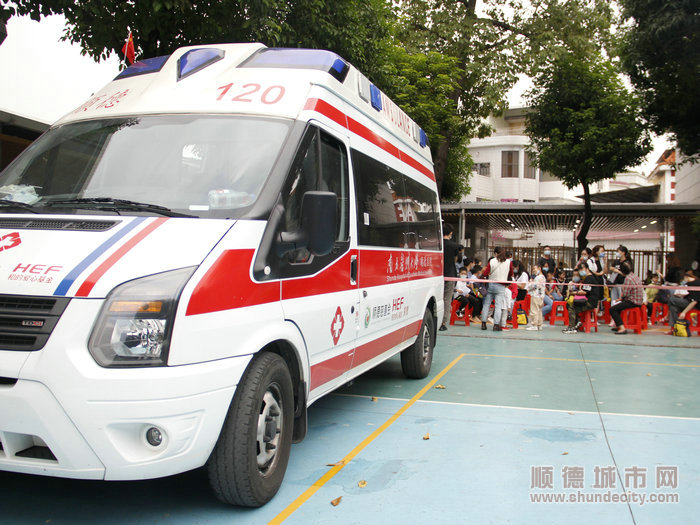 留觀區(qū)有120救護車，安全感滿滿。.JPG