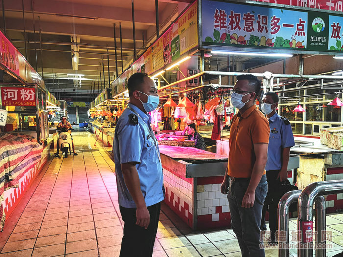 夜晚檢查農貿市場是否存在違規行為。.jpg