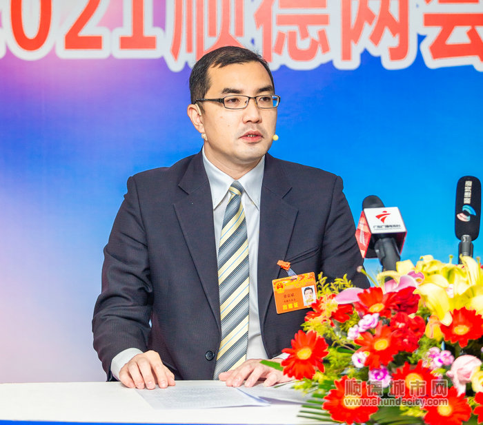 順德區十七屆人大一次會議期間，倫教街道黨工委副書記、辦事處主任梁嘉斌接受媒體專訪。珠江商報記者何冠洪攝 (3).jpg