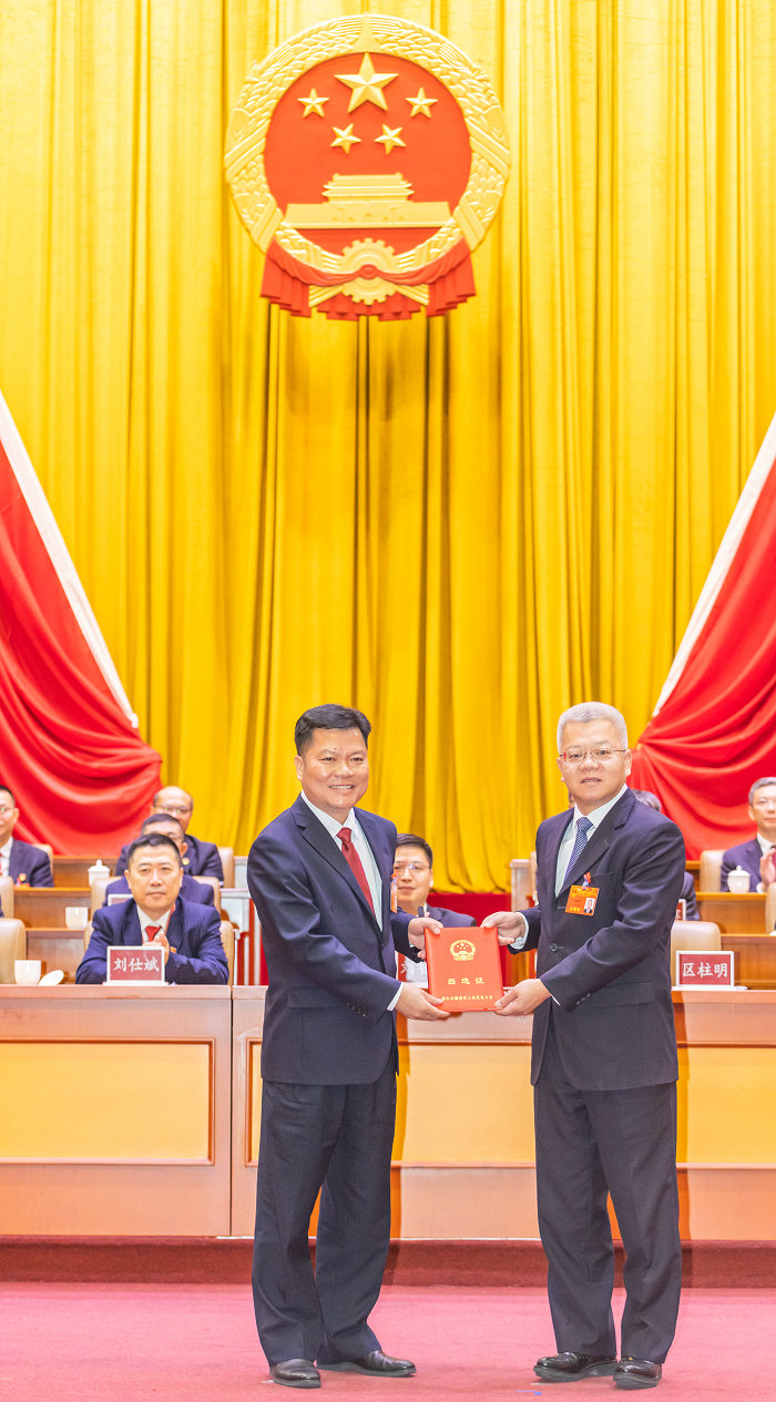劉銘恩向新當選的區人民政府區長區柱明頒發當選證書。.jpg