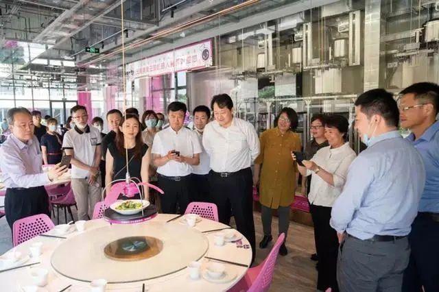2020年6月12日，2022年北京冬奧會和冬殘奧會組委會專職副主席韓子榮一行到訪碧桂園旗下千璽機器人餐飲集團考察交流.jpg