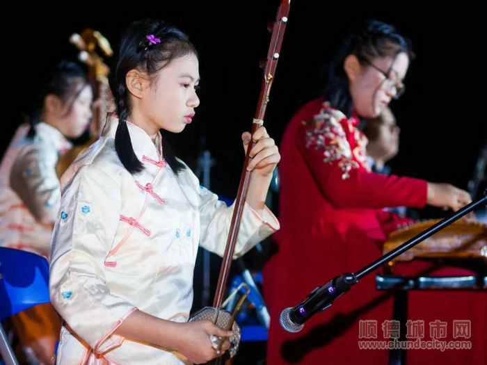 詩歌朗誦晚會和樂器演奏。.jpg