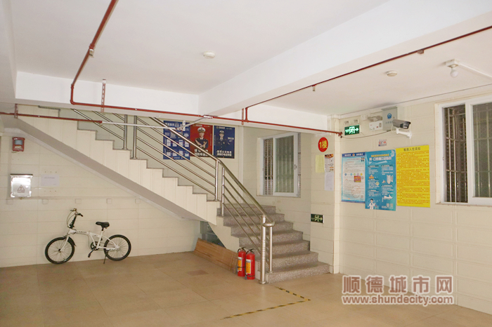 一樓大堂貼滿消防宣傳單張，并設置消防噴淋系統.jpg