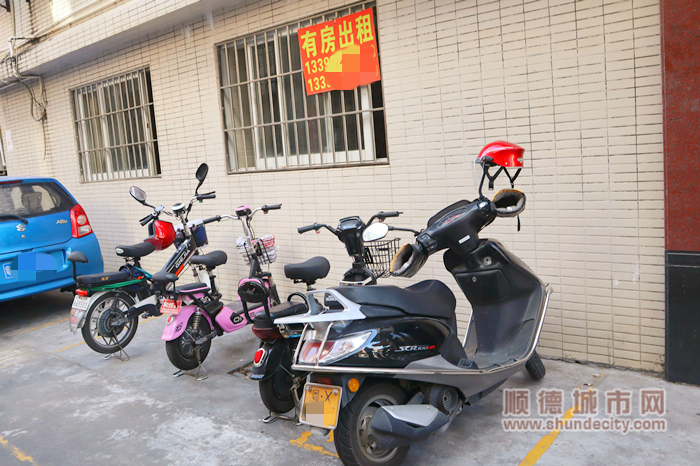 租戶的電動車整齊排列在門口.jpg