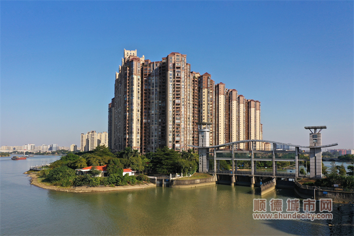 容桂 眉蕉頭水閘靜靜守候著容桂眉蕉河，看船只每日來回穿梭。（順德城市網攝影俱樂部“岑炳超”攝）.jpg