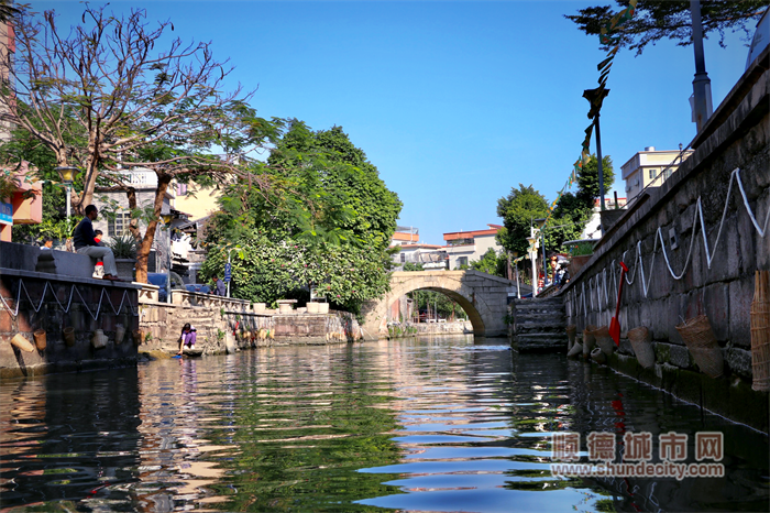 林頭 岸邊閑坐，在古村落中，體驗歲月靜好。（攝順德城市網攝影俱樂部“陽光與鹿”）.png