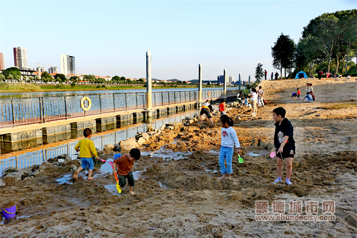 君蘭河堤公園 光著腳丫在沙灘上，童年的快樂就是這么簡單。（攝順德城市網攝影俱樂部“ 旭日東升”）.jpg