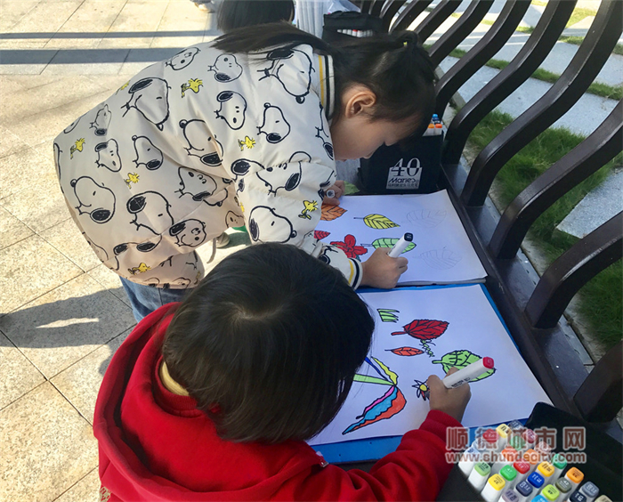 小朋友在貞女橋公園的連廊內寫生。(順德城市網攝影俱樂部鄧貞華).jpg