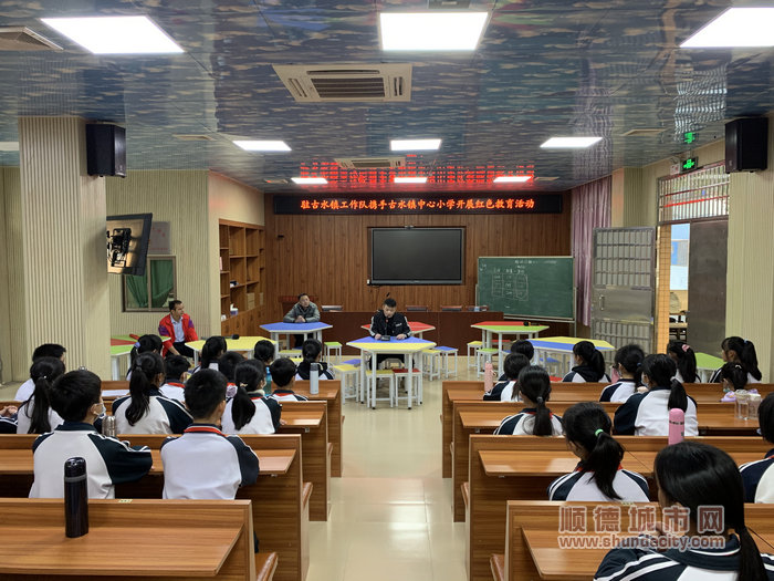 講解員正為師生們娓娓道來先烈們曾在革命年代拋頭顱灑熱血的英勇事跡.jpg