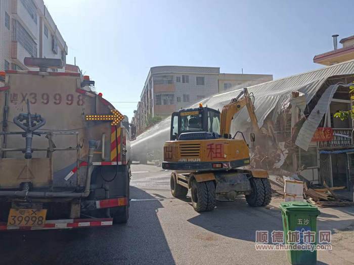 挖機(jī)與水車配合將外圍拆除，盡量減少揚(yáng)塵對周邊居民生活的影響.jpg