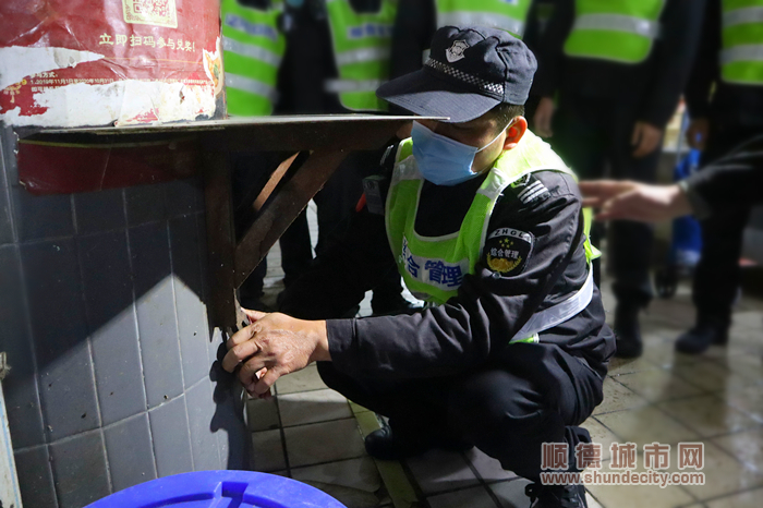 拆掉違規搭建的鐵架.JPG