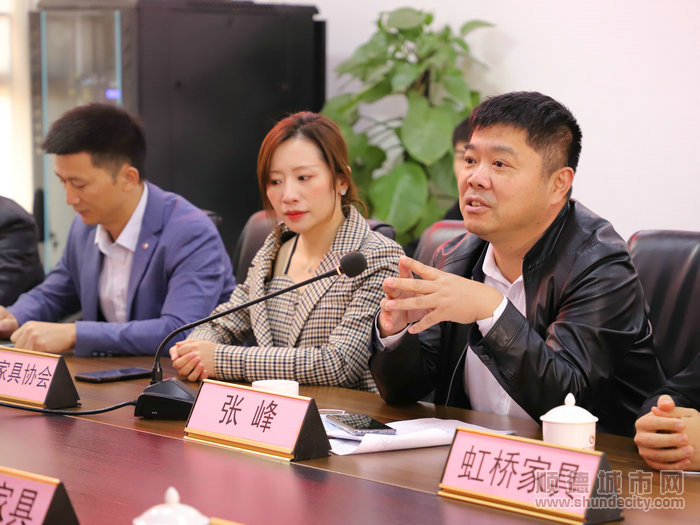 座談會上，大家一起討論如何讓學生睡得更好。.jpg